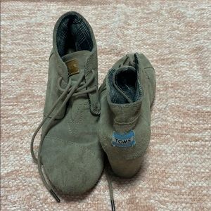 Tan toms